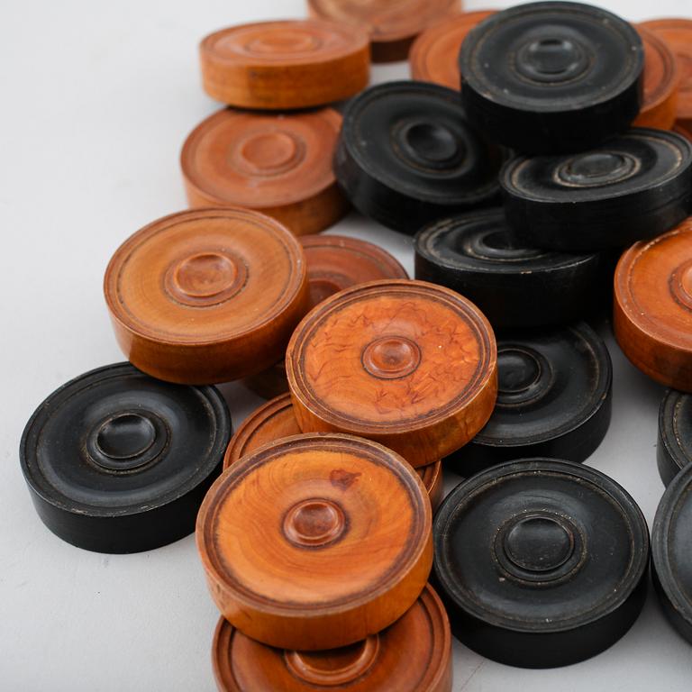 SPELMARKER, 32 st snarlika, backgammon, 1800-talets andra hälft.