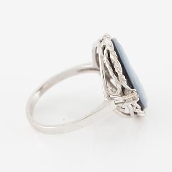 Ring in 18K white gold with a cameo in agate and round brilliant-cut diamonds.