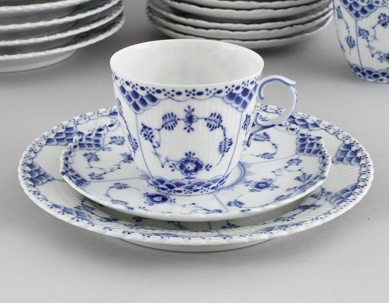 KAFFESERVIS, 18 delar, "Musselmalet", Royal Copenhagen, Danmark, 1900-talets andra hälft.