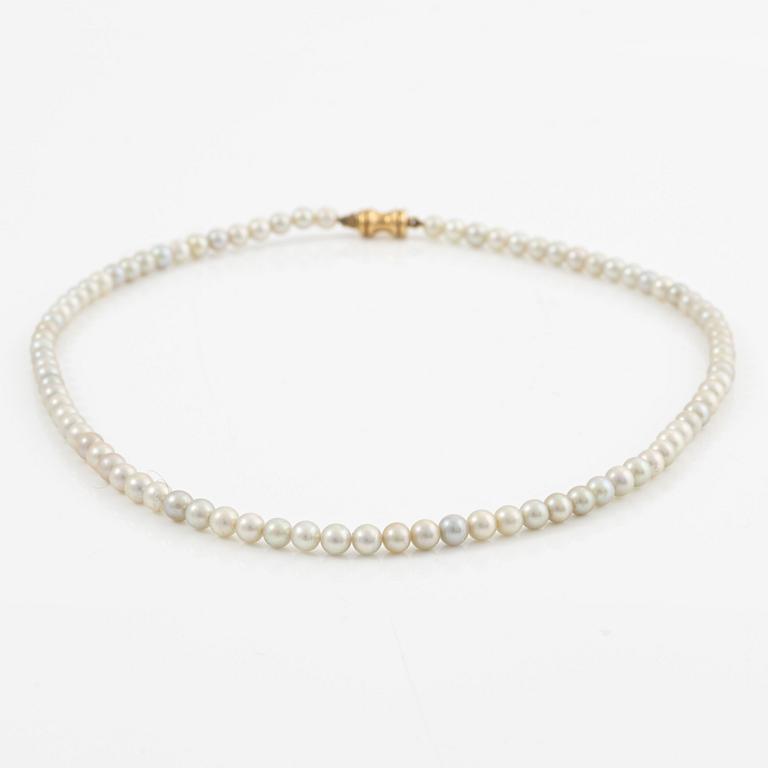 Pearl necklace with cultured pearls, clasp 18K gold.