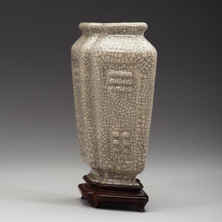 A Ge-glazed vase, presumably late Qing dynasty, circa 1900.