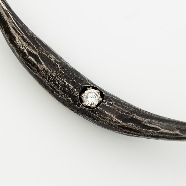 PA Lundahl-Terrs, a necklace and a bracelet, iron and round brilliant-cut diamonds.