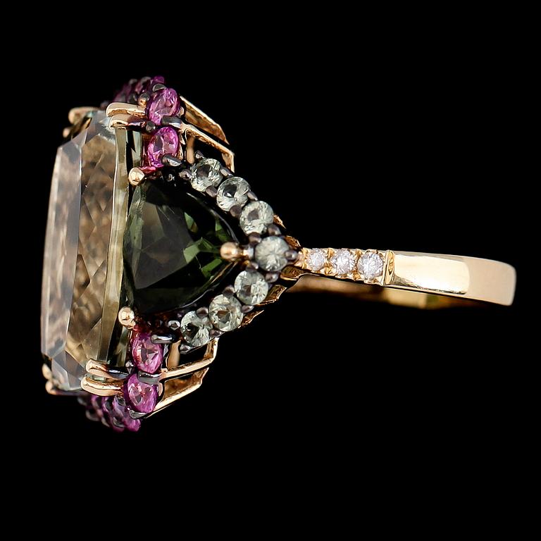 RING, 18K guld, safirer tot ca 1.20 ct, kvarts tot ca 7.04 ct, turmaliner tot ca 2.30 ct, diamanter tot ca 0.06 ct.