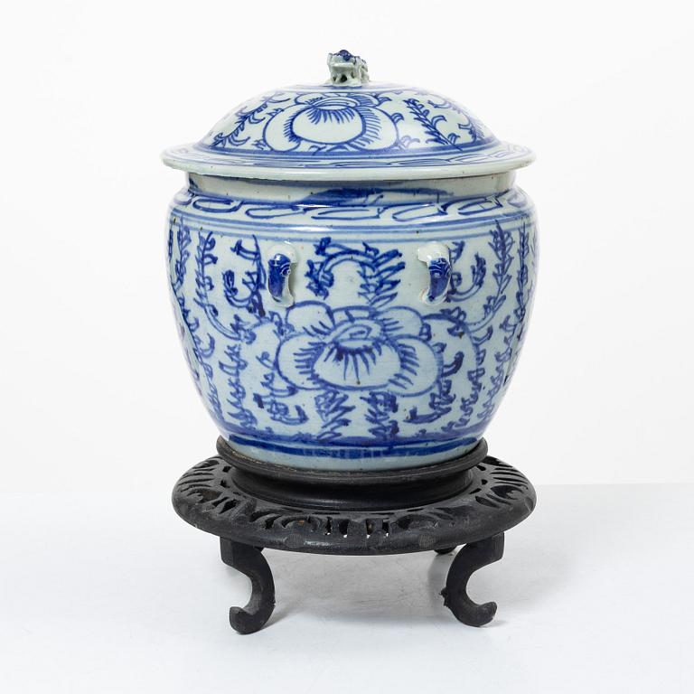 A blue and white food container, late Qing dynasty, circa 1900.