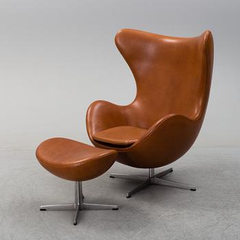An 'Ägget' easy chair with stool by Arne Jacobsen, Fritz Hansen.
