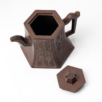 A hexagonal yixing teapot, late Qing dynasty / early 1900s.