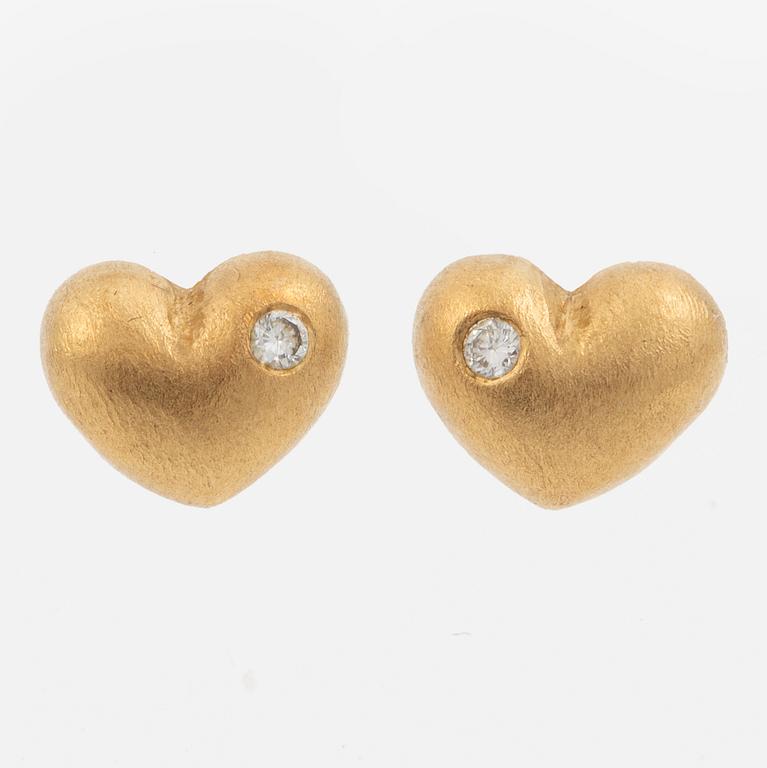 Ole Lynggaard a pair of earrings in 18K gold set with round brilliant-cut diamonds, in the shape of hearts.