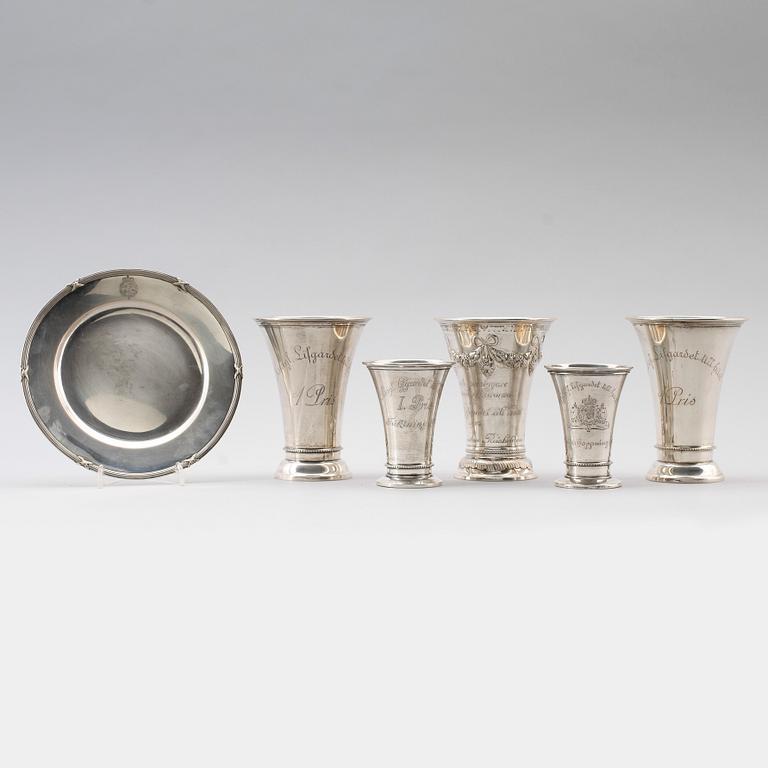 BÄGARE, 5 st, och FAT, silver, bl a K Anderson, 1900-talets början. Vikt ca 653 g.