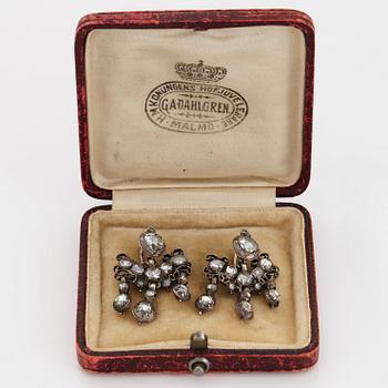 Ett par örhängen med rosen- och taffelslipade diamanter, 1700-tal.