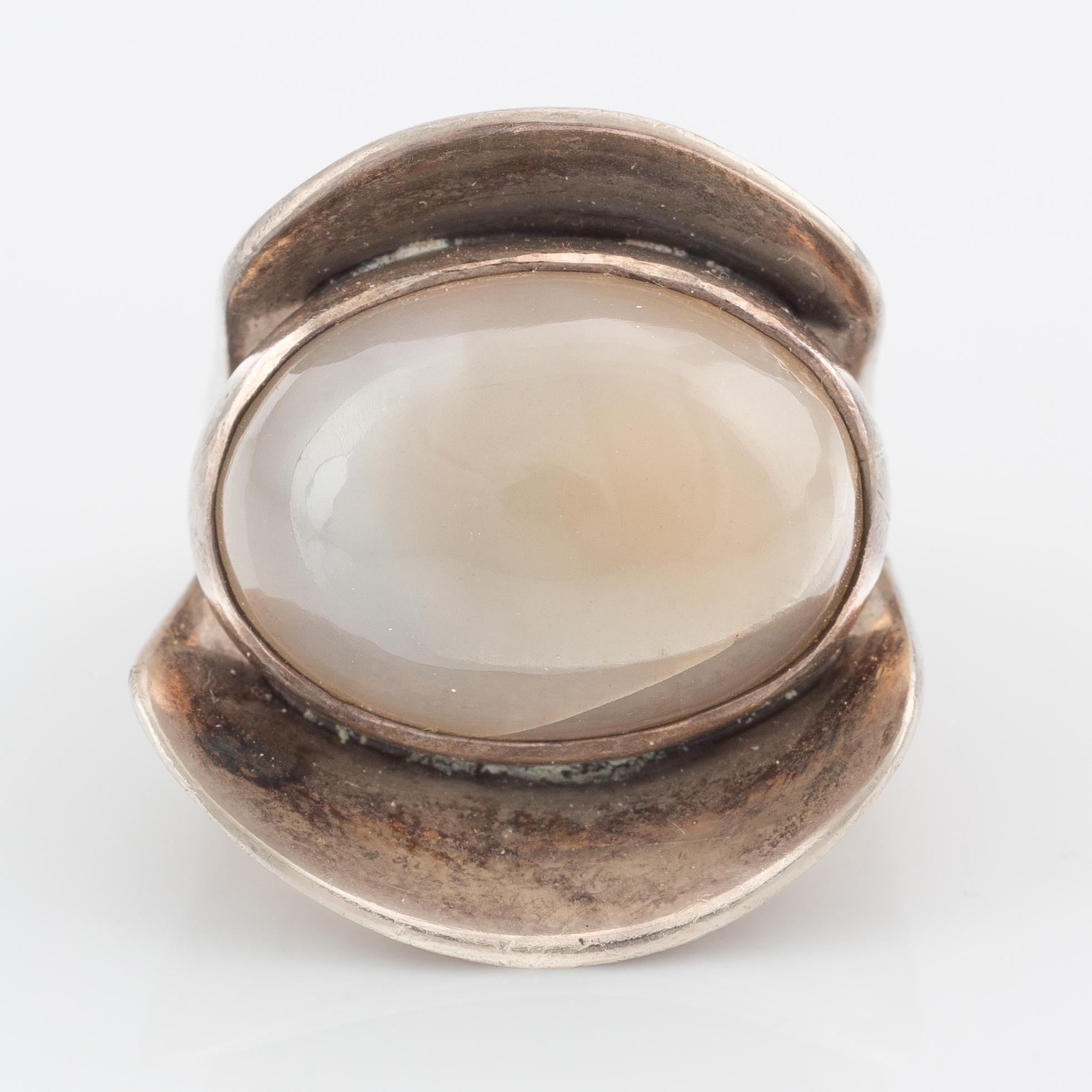 Ring sterlingsilver med vit cabochonslipad sten, Jan Brunk.