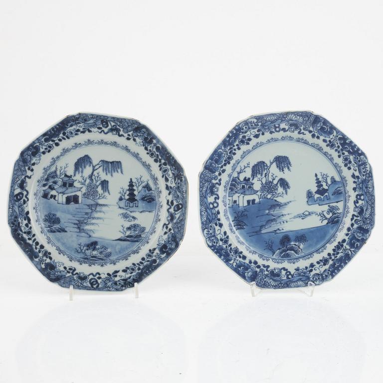 Seven pieces of blue and white porcelain, China, Qingdynasty, 18th century.