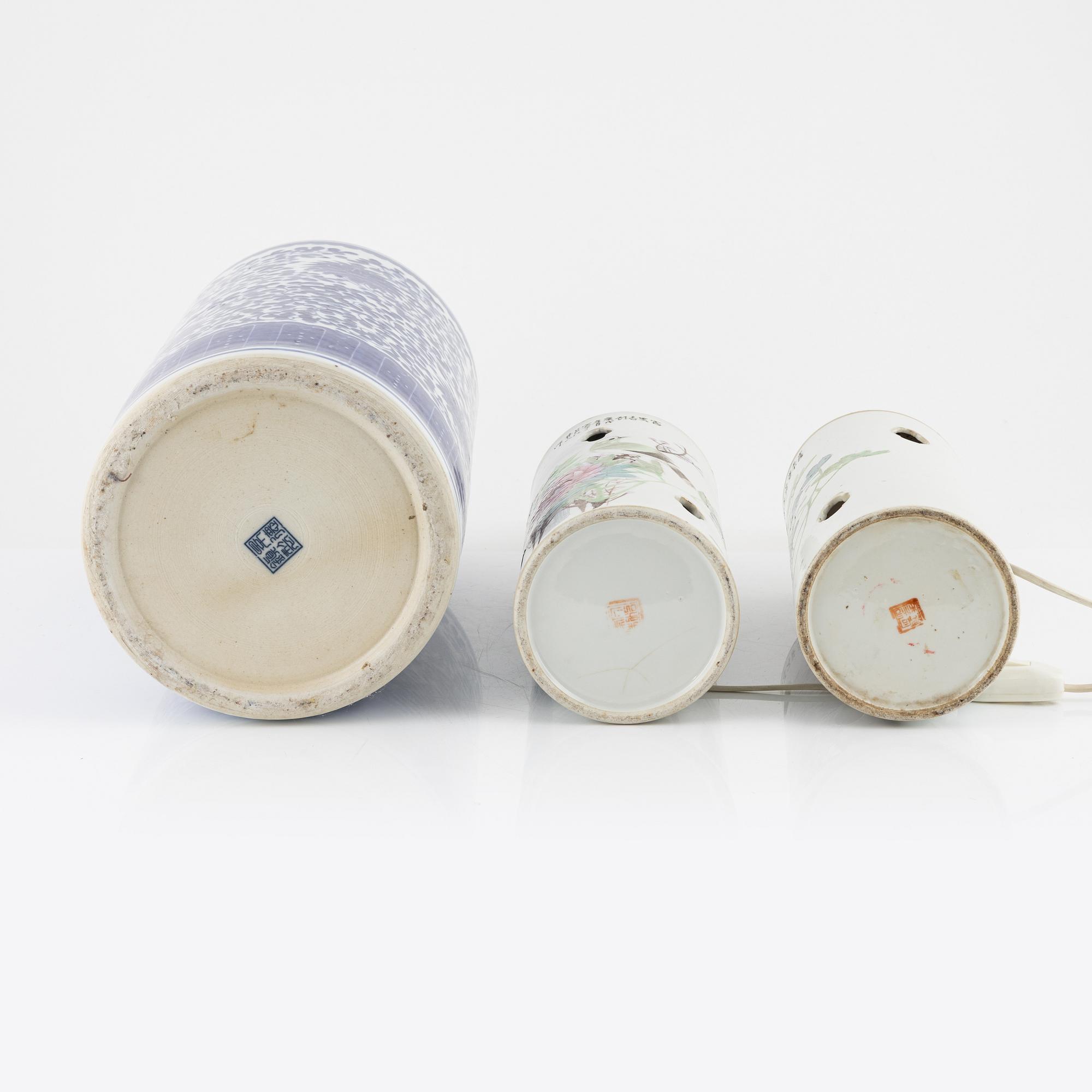 A Chinese umbrellastand, two jars with cover and a pair of vases/table lamps, 20th century.