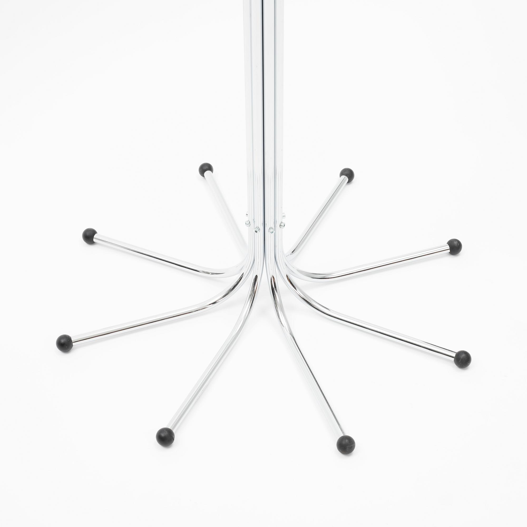 Sidse Werner, tamburmajor, "Coat Tree", Fritz Hansen, Danmark.