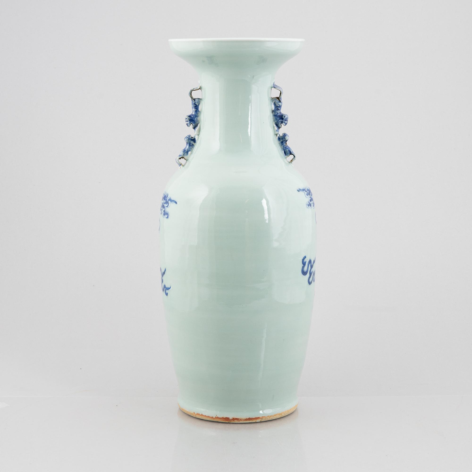 A Chinese porcelain vase, Qing dynasty, 19th Century.