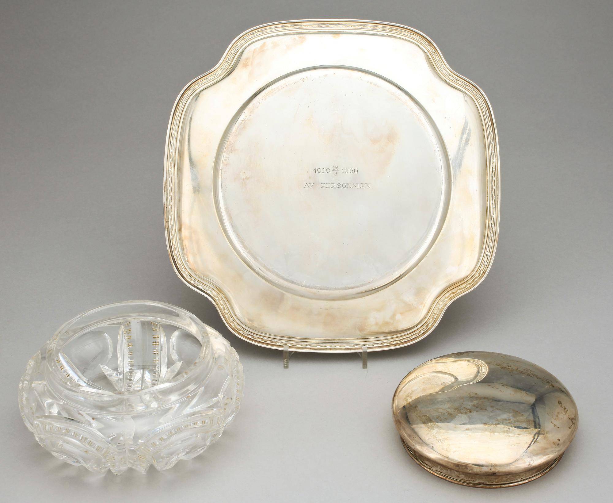 DOSA SAMT FAT, glas resp silver samt låghaltigtsilver, bla GAB, Stockholm, 1900-tal. Total silvervikt 481 g.