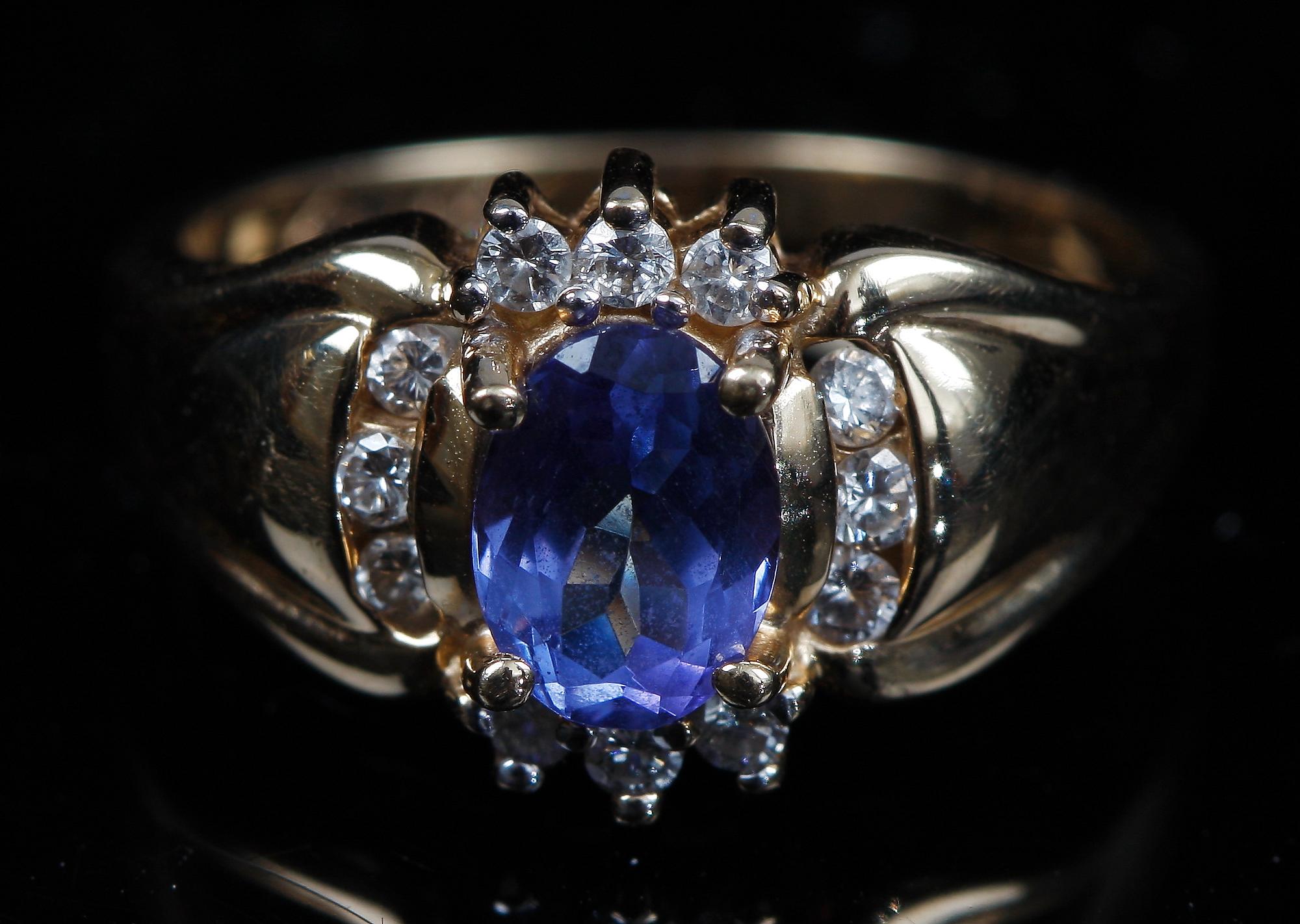RING, 14k guld med blå safir och briljantslipade diamanter, tot. ca 0.15 ct.