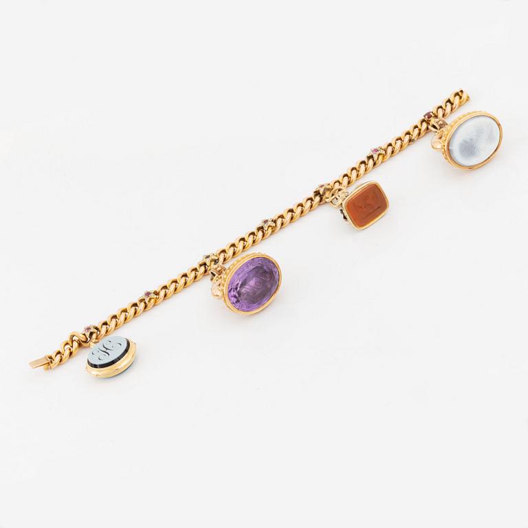 Armband 18K guld med sigillberlocker.