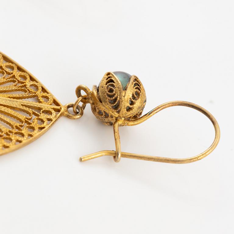 Yvone Christa, två par örhängen, silver, med genombruten dekor, med imitationsstenar.