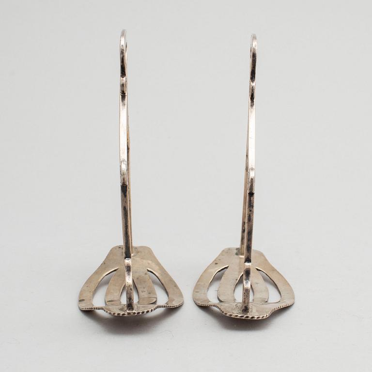 A PAIR OF 20TH CENTURY WHITE METAL STIRRUPS.