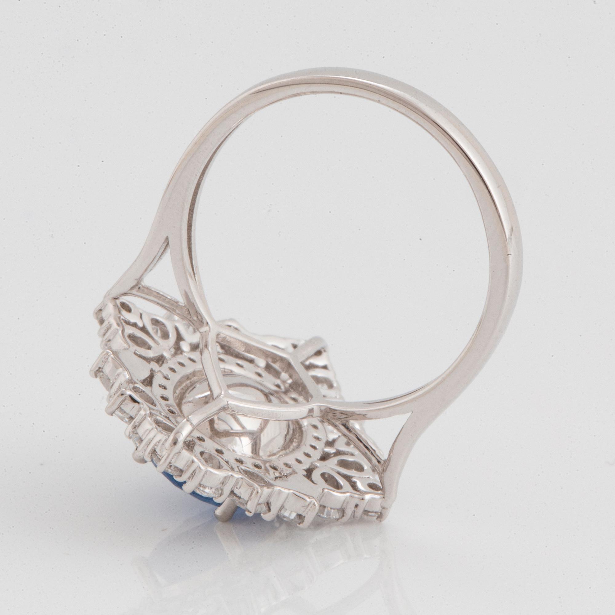 Ring med en oval fasettslipad Kashmirsafir 2.52 ct.