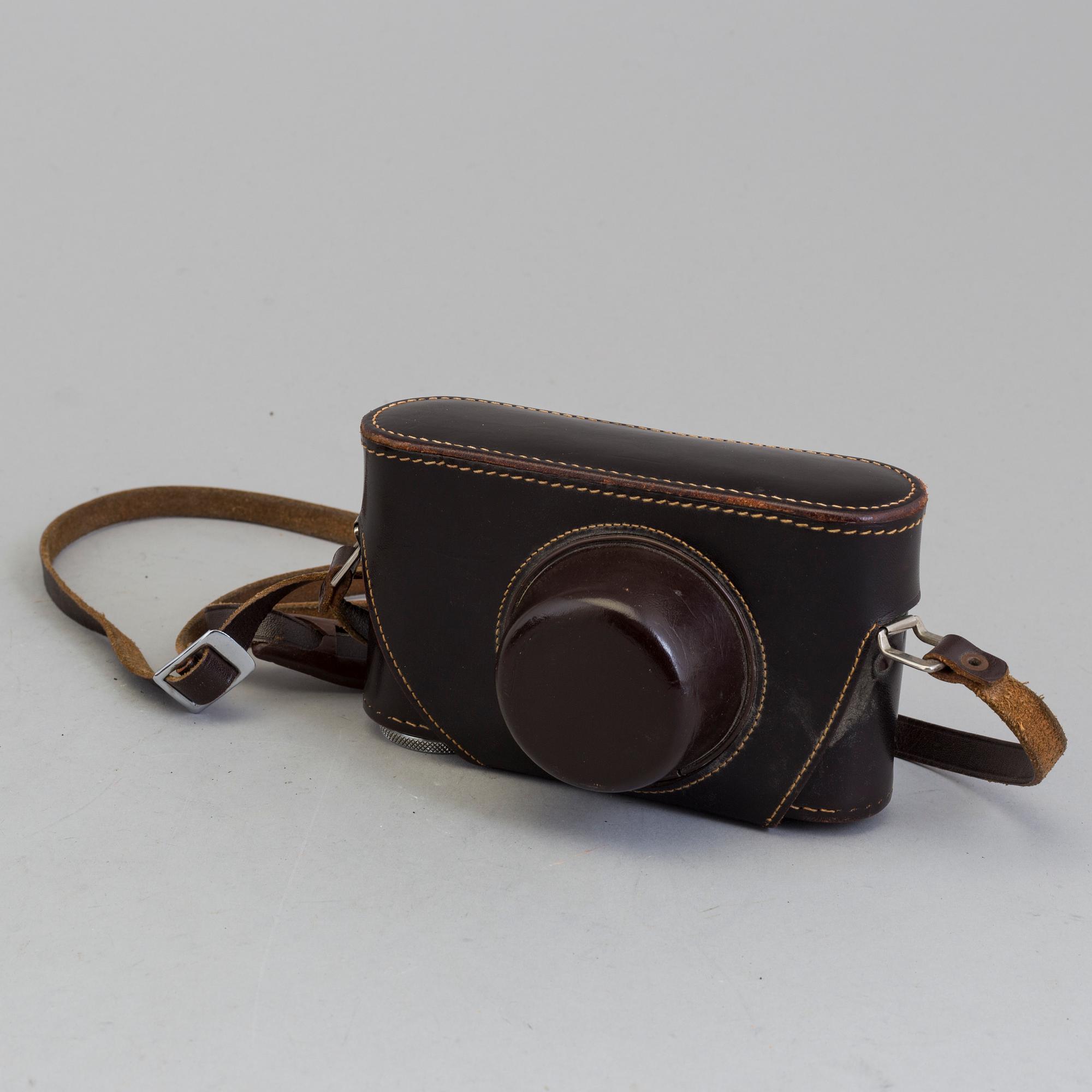 A early 1930s black body Leica no 123864 with a chrome Hektor 1:2,5 F=5 cm lens. With table stand.