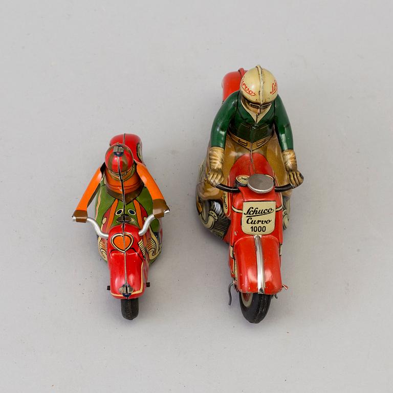 PLÅTLEKSAKER, 2 st, en märkt Schuco, 1940/50-tal.