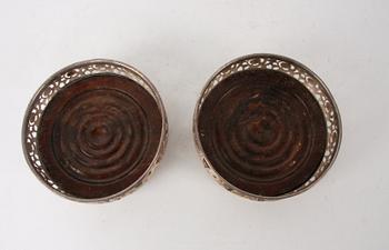 COASTERS, ett par, nysilver och FAT, 3 st, silver, England.