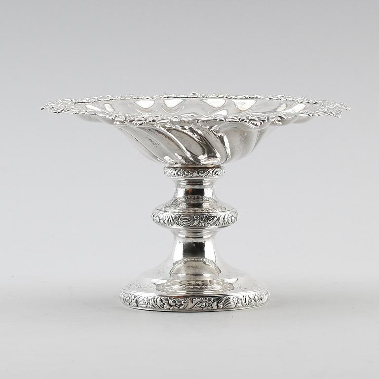 SKÅL PÅ FOT, silver, A Zethelius 1838. Vikt ca 373 g.