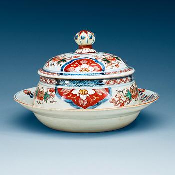 1686. A Japanese imari tureen with cover, 18th Century.