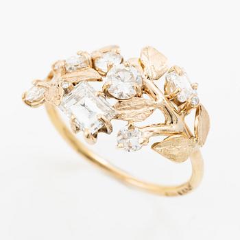 Ring, Mandelstam, 18K guld med baguette- och runda briljantslipade diamanter.