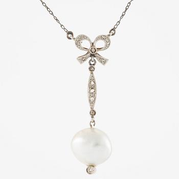 Necklace 18K gold and silver with a cultured pearl and rose-cut diamonds.