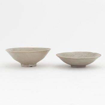 Two qingbai bowls, Song/Yuandynastin.