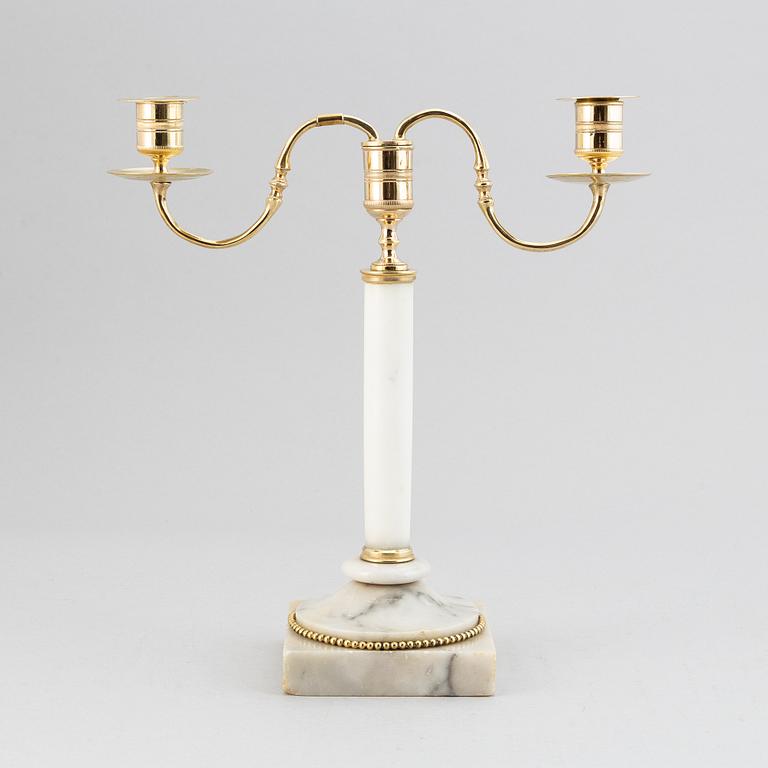 Kandelaber/ljusstake, sengustaviansk, mässing och marmor, omkring år 1800.
