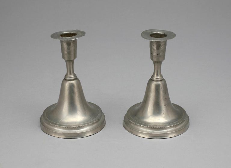 LJUSSTAKAR, ett par, tenn, Gustaf Fredric Wigholm, Eskilstuna, 1804-1849.