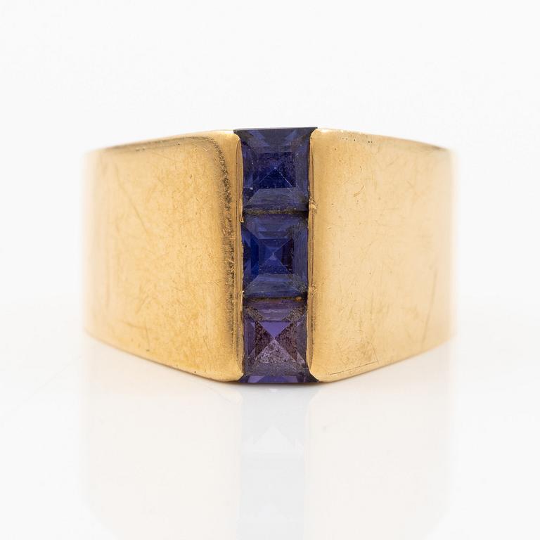 Ring 18K gold with purple stones.