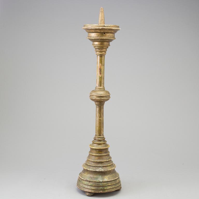 A WOODEN CANDLESTICK, 17th/18th century.