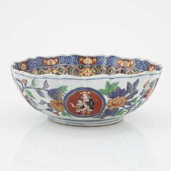 A large imari nanban ship bowl, Meiji period (1868-1912).