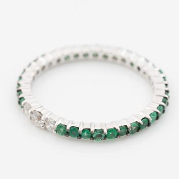 Ring in 18K white gold with brilliant-cut diamonds and emeralds.