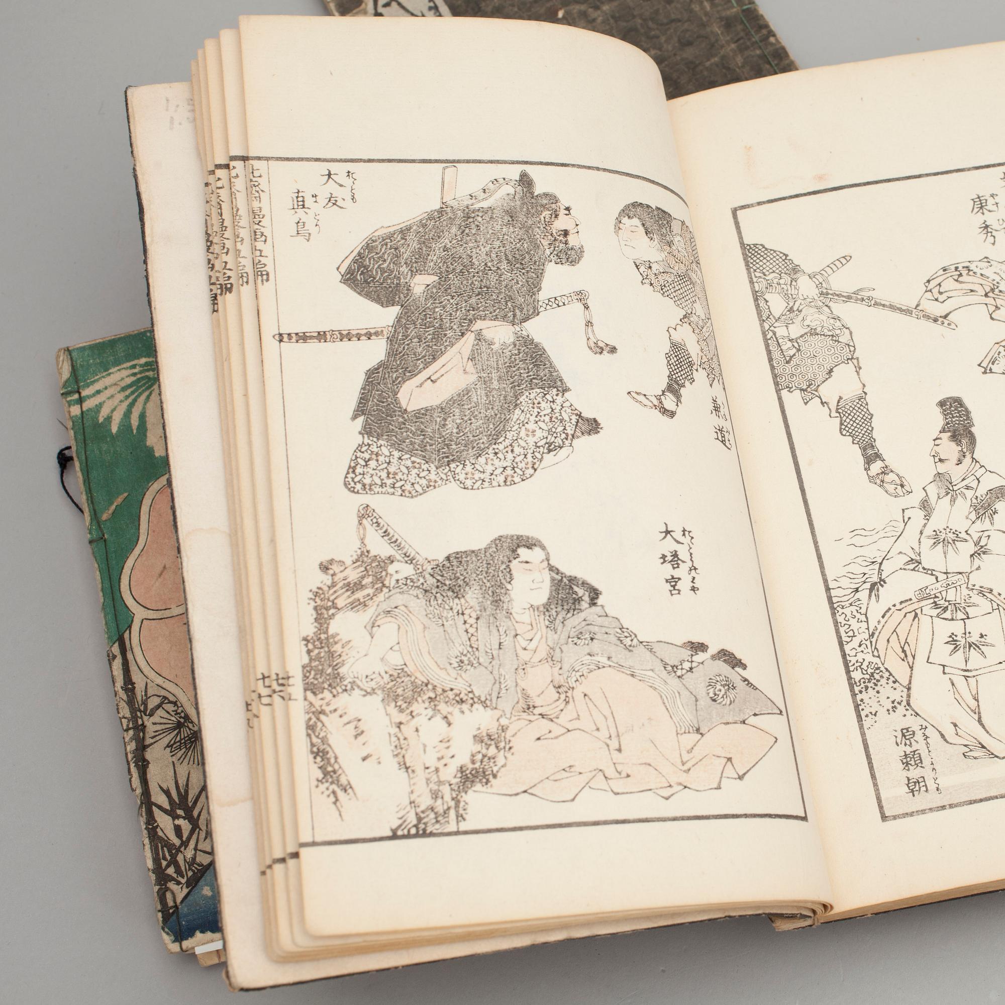 BOK, Hokusai Manga, troligen 1870-tal, samt 8 böcker med träsnitt av olika författare och konstnärer, Japan 1800-tal.