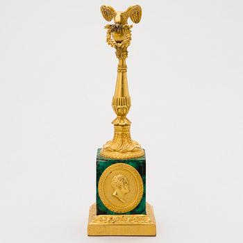 KLOCKSTÄLL, förgylld brons och malakit, Ryssland, 1800-talets första hälft.