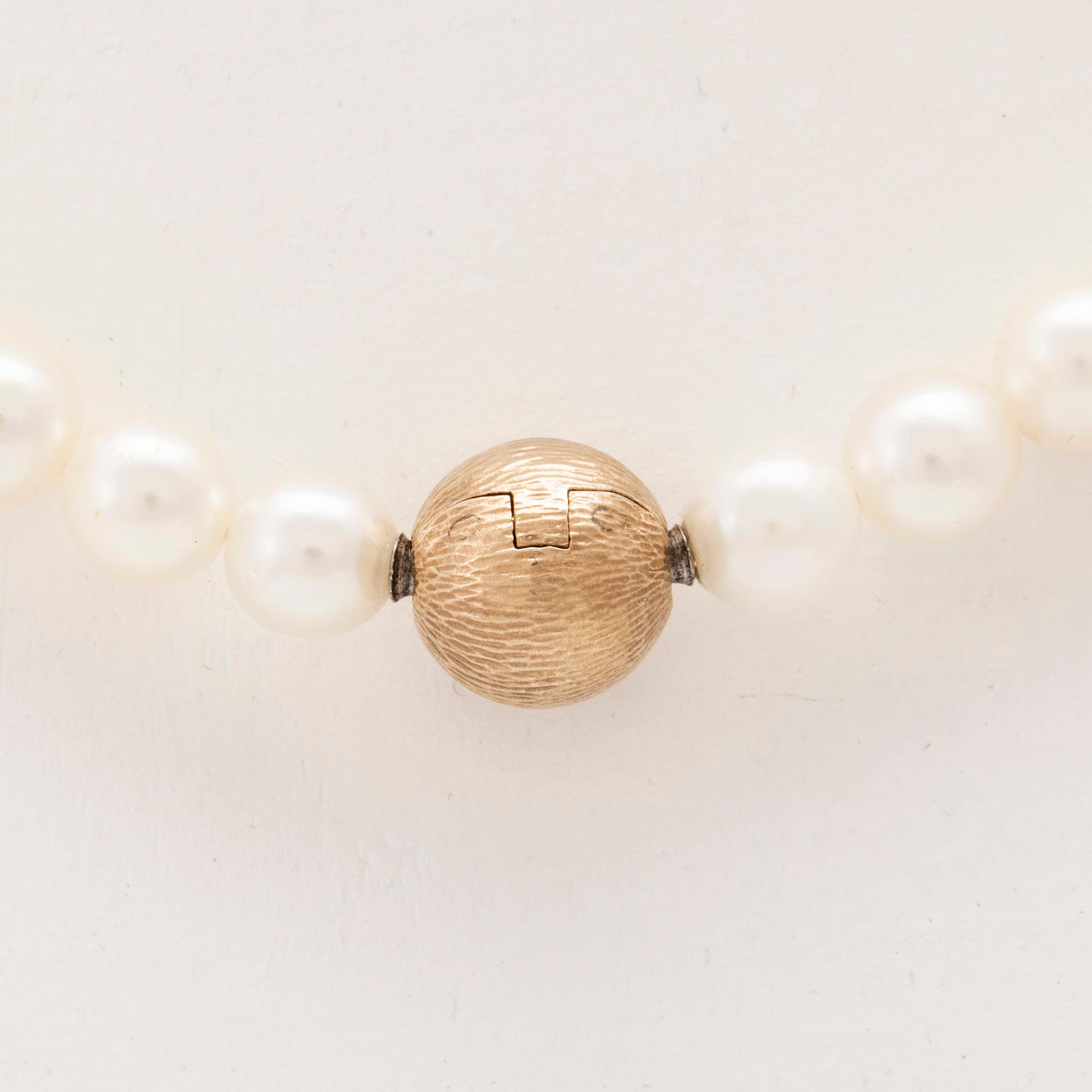 Ole Lynggaard, clasp in 14K gold with accompanying cultured pearls.