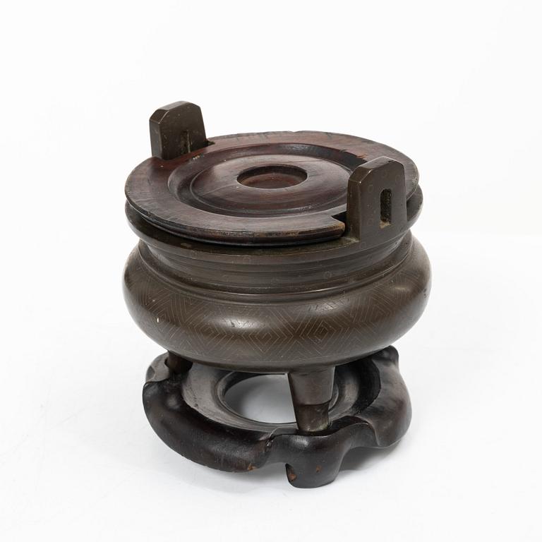 A tripod, Japan, early 20th century.