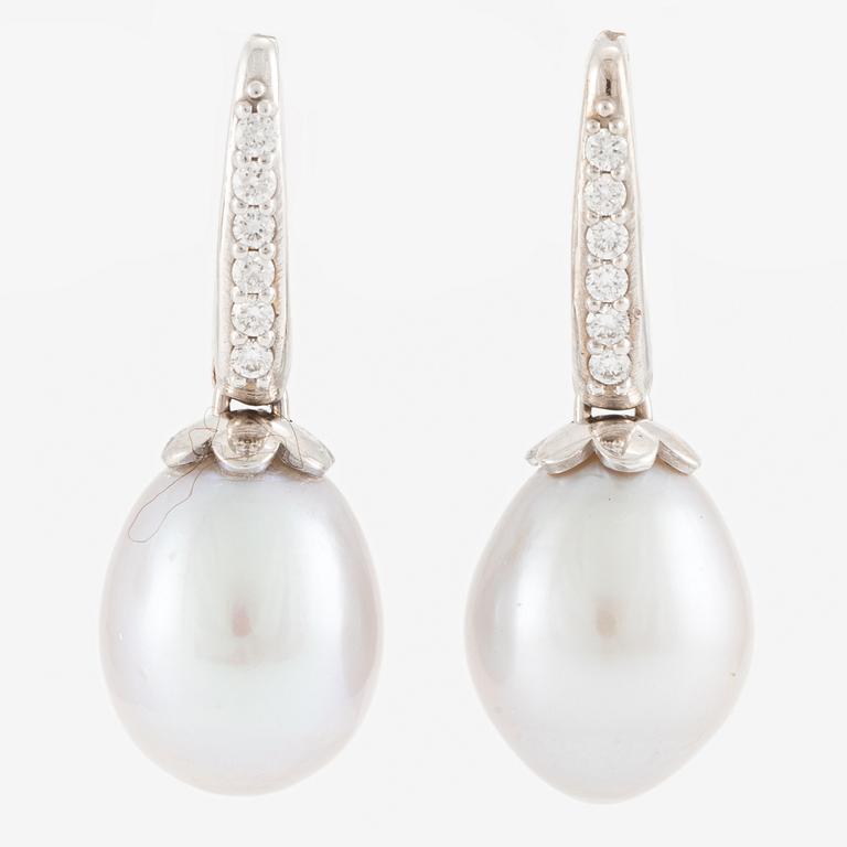 Earrings, 18K white gold with cultured drop-shaped freshwater pearls and brilliant-cut diamonds.