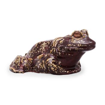 806. A Michael Schilkin stoneware sculpture of a frog, Arabia, Finland.