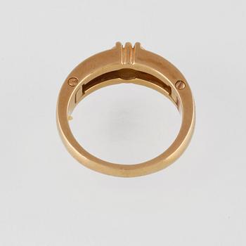 RING , 18K guld med briljantslipad diamant ca 0.23 ct samt röd emalj, utländska stämplar. Vikt 7,3 gram.
