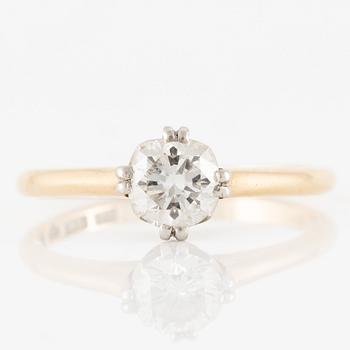 Ring, 18K guld med briljantslipad diamant 0.59 ct enligt gravyr.