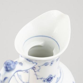 A 'Blue Fluted Half Lace' / 'Musselmalet' porcelain chocolate pot, Royal Copenhagen, model 482, post 1923.