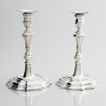 Jonas Thomasson Ronander, ljusstakar, ett par, silver, Stockholm 1754. Senbarock.