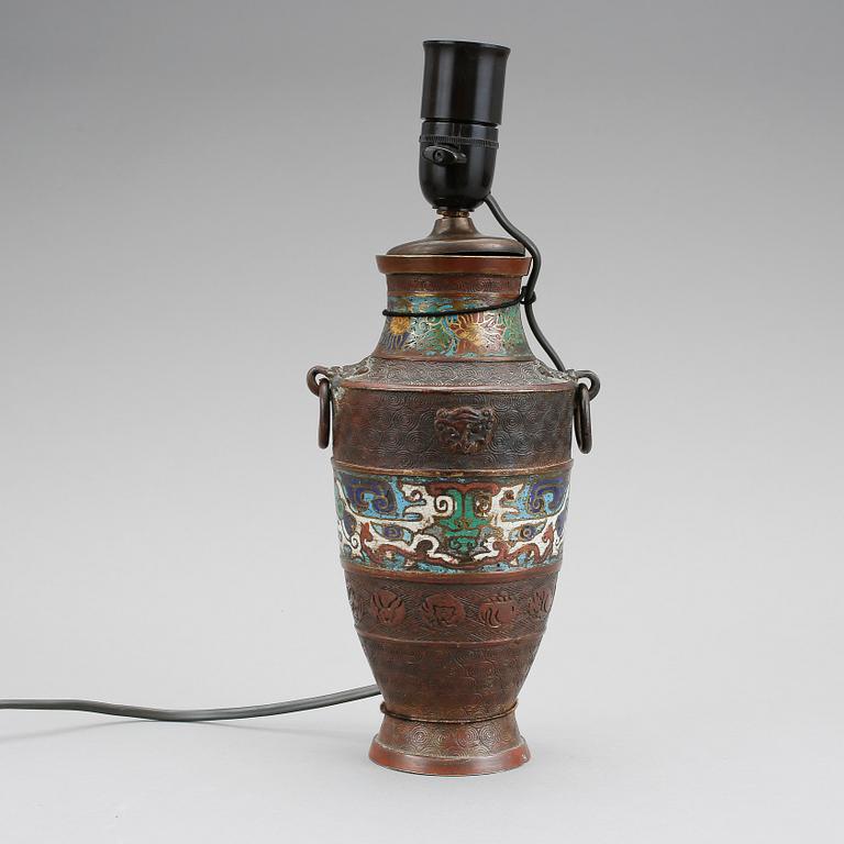 BORDSLAMPA/VAS, brons, cloisonne, Kina omkring sekelskiftet 1900.