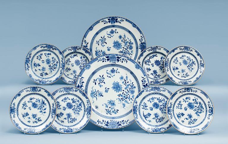 A part blue and white dinner service, Qing dynasty, Qianlong (1736-95). (27 pieces).